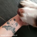 hondenpoot tatoeage pols